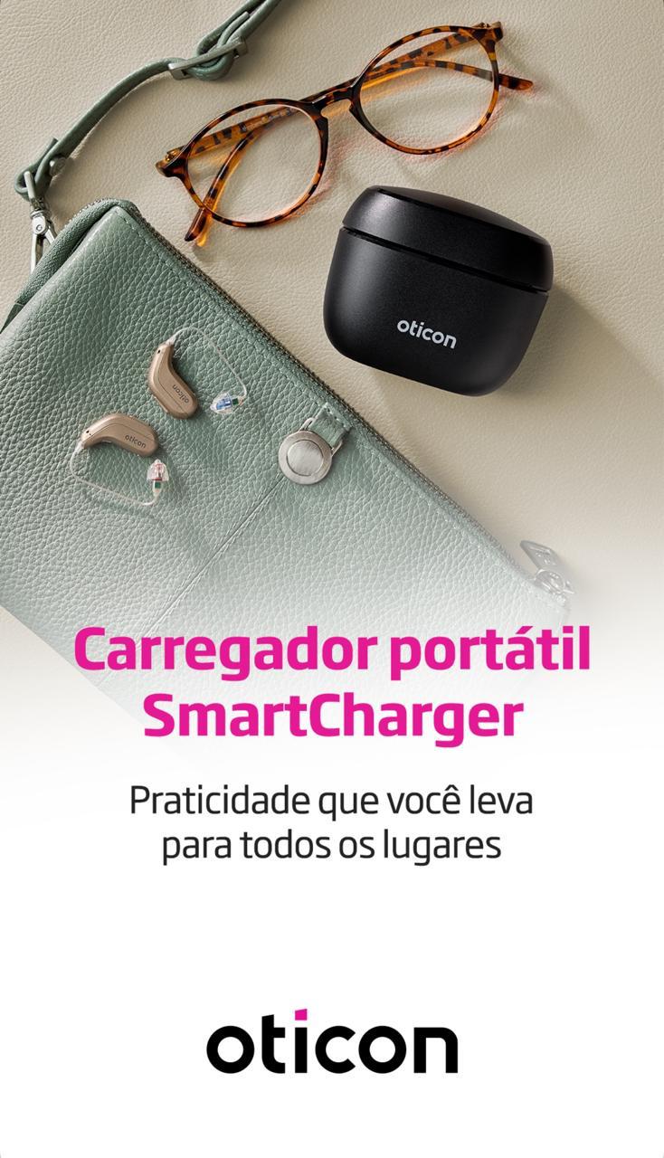Carregador portátil SmartCharger Oticon ao lado de aparelhos auditivos